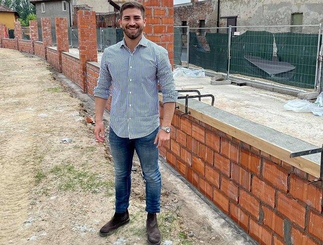 Il sindaco Roberto Gabriele davanti al nuovo muro di Cascina Castellini 