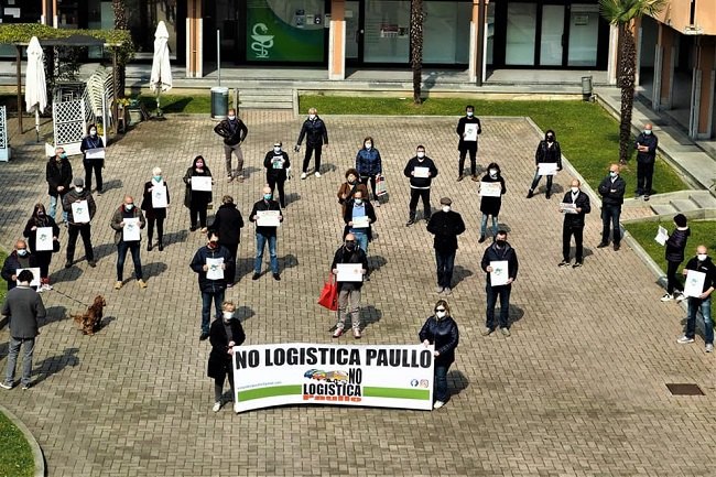 Il Comitato No Logistica in un recente flash mob 