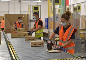 Dipendenti al lavoro nel nuovo polo Amazon di Pioltello 
