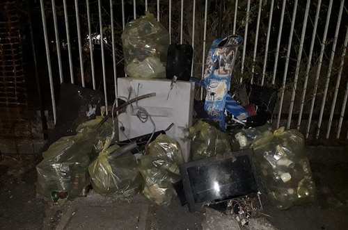 I rifiuti recuperati da Simone Riva in via Liguria 