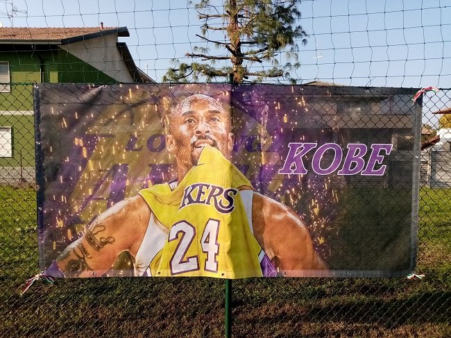 La gigantografia dedicata a Kobe Bryant 