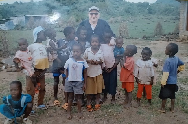 il Presidente Mariani con i bambini di Karungu in occasione di uno dei suoi tanti viaggi 