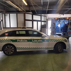 L'auto della Polizia Locale peschierese all'ospedale di Ancona 