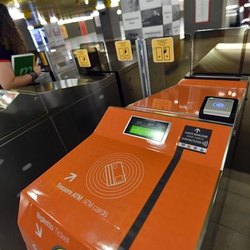 Uno dei tornelli con possibilità di pagamento digitale in metropolitana 