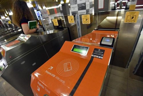 Uno dei tornelli con possibilità di pagamento digitale in metropolitana 