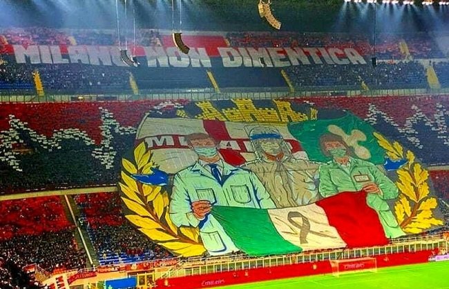 La coreografia dei tifosi della Curva Sud 