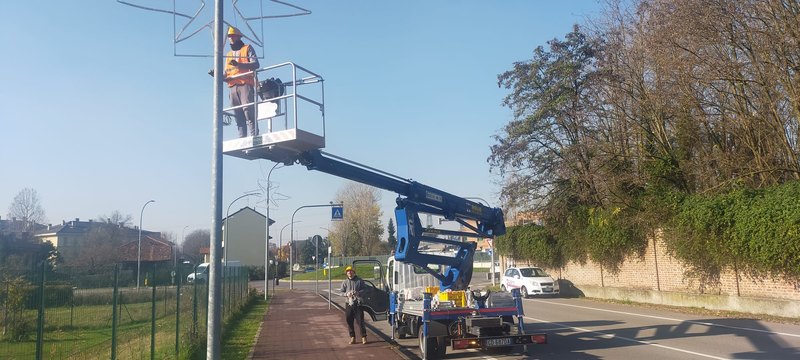 L'installazione delle luminarie natalizie 