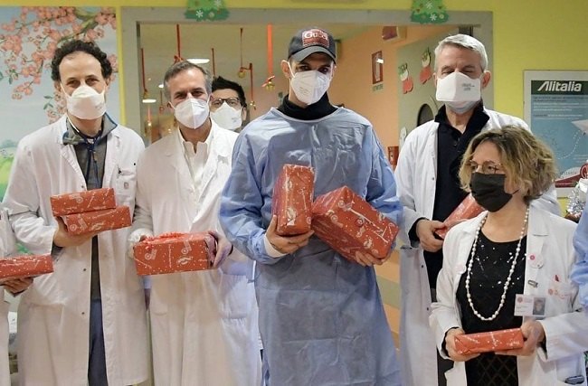 Achille Lauro con i medici del reparto di cardiochirurgia pediatrica 