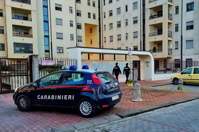 I Carabinieri davanti al condominio dove si è consumata l'aggressione 
