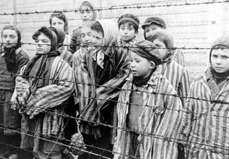 I bambini rinchiusi nel campo di sterminio di Auschwitz 