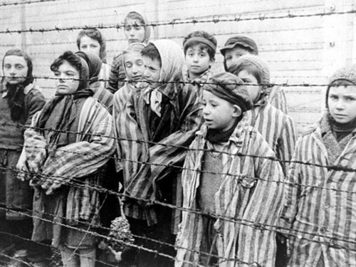 I bambini rinchiusi nel campo di sterminio di Auschwitz 
