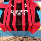 Una maglietta esclusiva con gli autografi dei campioni del Milan donata al Tribiano Calcio