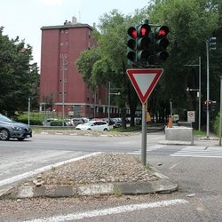 Il semaforo all'incrocio con via Moro sulla Paullese 