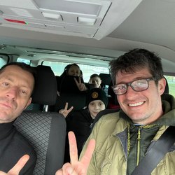 Cristian e Roberto con le famiglie portate in Italia 