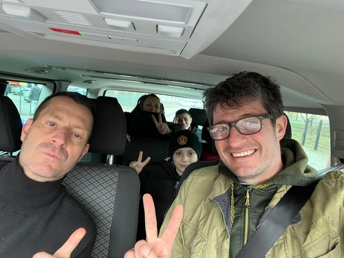 Cristian e Roberto con le famiglie portate in Italia 