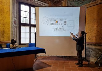 Rodolfo Bertoli illustra il progetto dei nuovi poli scolastici 