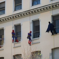I supereroi mentre si calano dal tetto della clinica De Marchi 