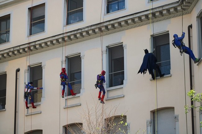 I supereroi mentre si calano dal tetto della clinica De Marchi 