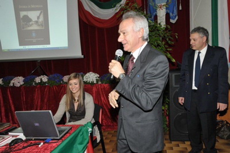 Col microfono Sergio Leondi, in secondo piano a destra Carmine Picariello 