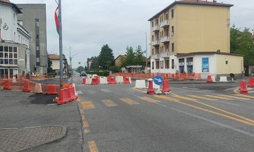 Il cantiere stradale per la realizzazione della rotonda davanti al Municipio 