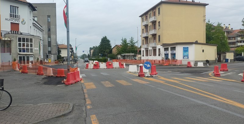 Il cantiere stradale per la realizzazione della rotonda davanti al Municipio 