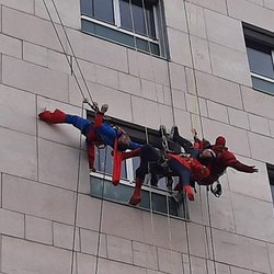 I supereroi si calano dal tetto del Policlinico 