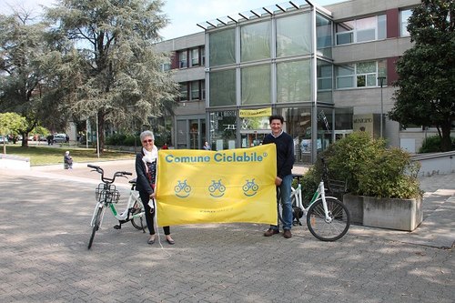 La consegna della bandiera gialla FIAB al Comune di San Donato 