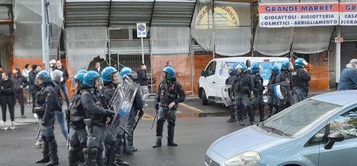 La Polizia presidia piazza Gabrio Rosa al quartiere Corvetto 
