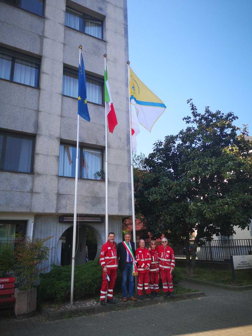 I rappresentanti della Croce Rossa e il sindaco Augusto Moretti, hanno issato la bandiera della Croce Rossa 