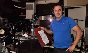 Simone Riva nello studio di registrazione; 