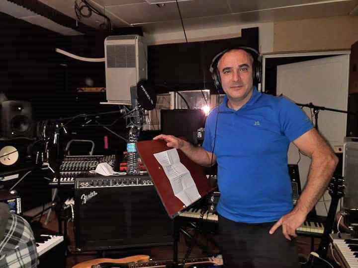 Simone Riva nello studio di registrazione; 