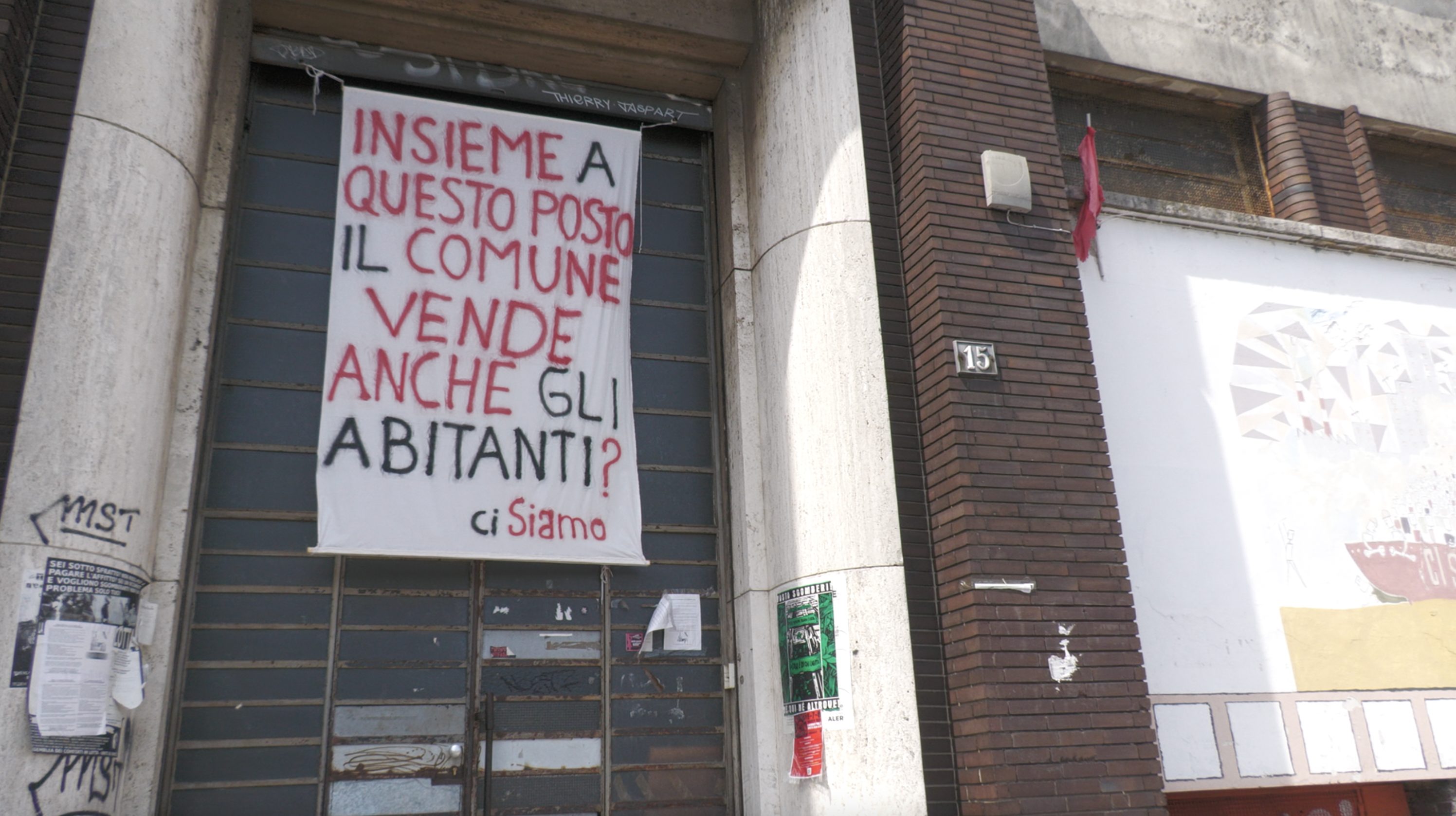 I migranti che vivono negli ex bagni pubblici di Milano, si oppongono a liberare i locali di via Esterle, mentre i centri sociali occupano 22 stabili