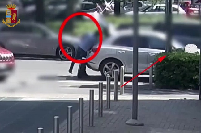 Milano, rubavano nelle auto con il trucco della “gomma bucata”: denunciati e rimpatriati Milano, rubavano nelle auto con il trucco della “gomma bucata”: denunciati e rimpatriati