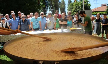 Il super pentolone del risotto di 2,3 metri di diametro, che può contenere fino a 55 Kg di riso 