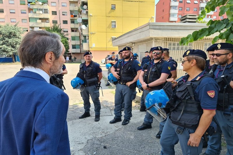 Il Presidente Fontana con gli Agenti di polizia 