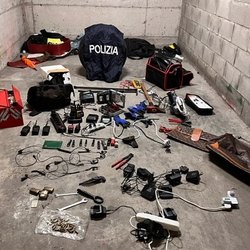 Attrezzi da scasso e altre apparecchiature sequestrate dalla Polizia 