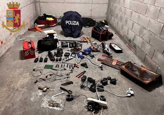Attrezzi da scasso e altre apparecchiature sequestrate dalla Polizia 