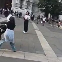 Un fermo immagine del video dell'aggressione davanti a Stazione Centrale 