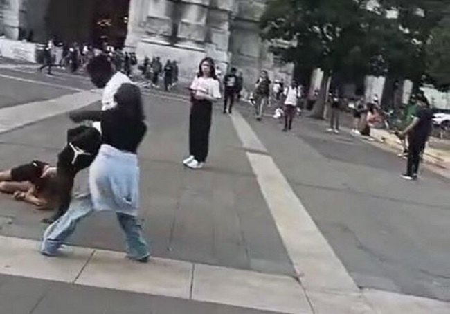 Un fermo immagine del video dell'aggressione davanti a Stazione Centrale 
