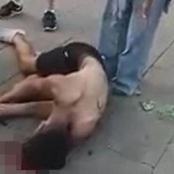 Un fermo immagine del video che ritrae il giovane aggredito davanti alla Stazione Centrale 