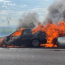Una vettura va a fuoco 