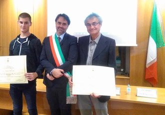 Andrea Valsecchi e Ernesto Savoldi in Sala Consiliare ricevono l'onorificenza dal sindaco Guala 
