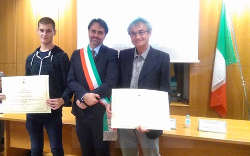 Andrea Valsecchi e Ernesto Savoldi in Sala Consiliare ricevono l'onorificenza dal sindaco Guala 