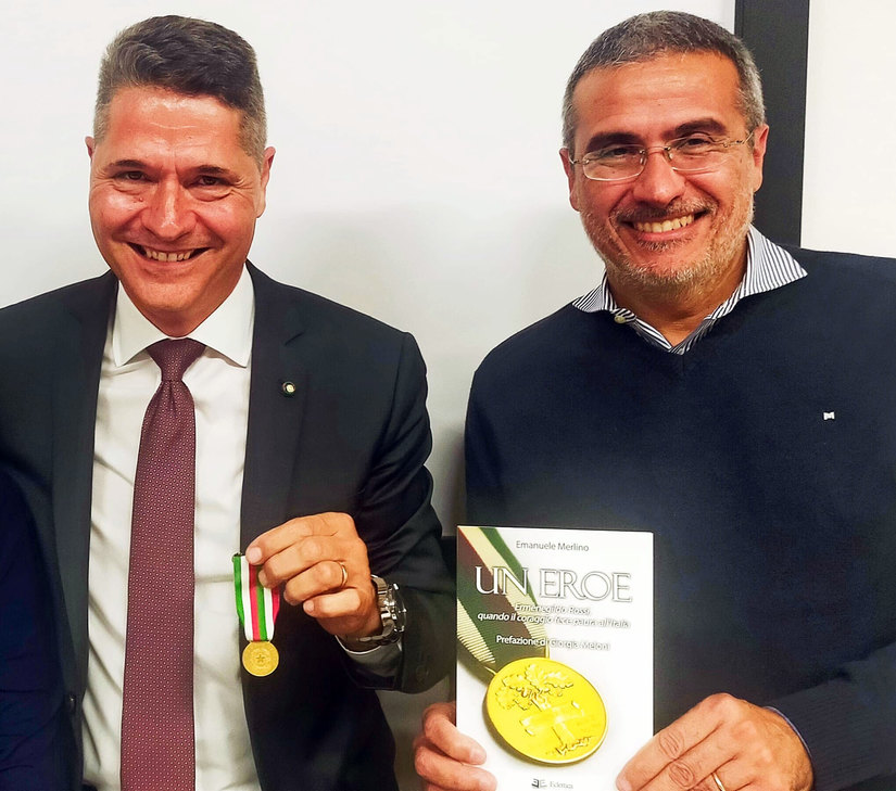 Ermenegildo Rossi con la Medaglia d'Oro al Merito Civile e il sindaco di Peschiera Augusto Moretti con il libro 