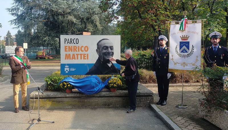 Scoperta la targa intitolata a Enrico Mattei 