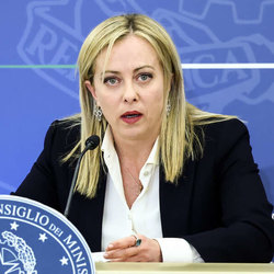Giorgia Meloni in conferenza stampa dopo il Consiglio dei Ministri 