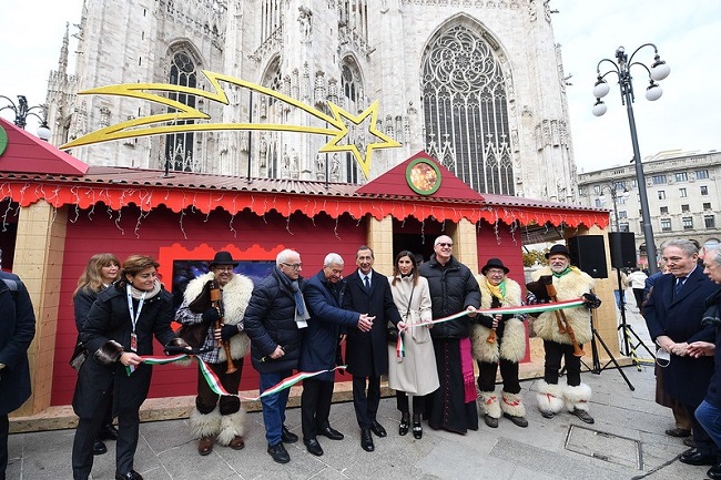 Milano: inaugurato il tradizionale mercatino natalizio in piazza Duomo |fotogallery|
