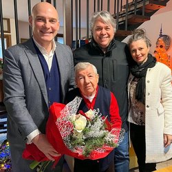 Il sindaco, con Daniela Brocchieri e Massimiliano Vassura, consegna l'omaggio floreale alla signora Rosina 