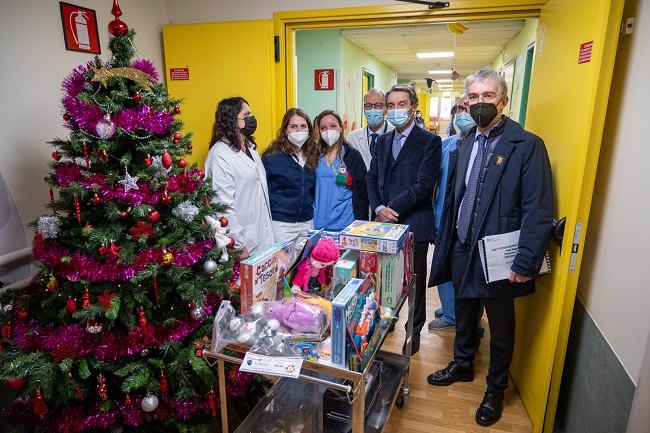 Fontana consegna i doni ai bambini del Buzzi 