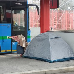 Milano, la nuova tenda di Sabrina e Michael alla Stazione M3 San Donato 